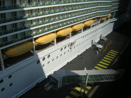 cruise-ship-behind-the-hotel 483123598 o