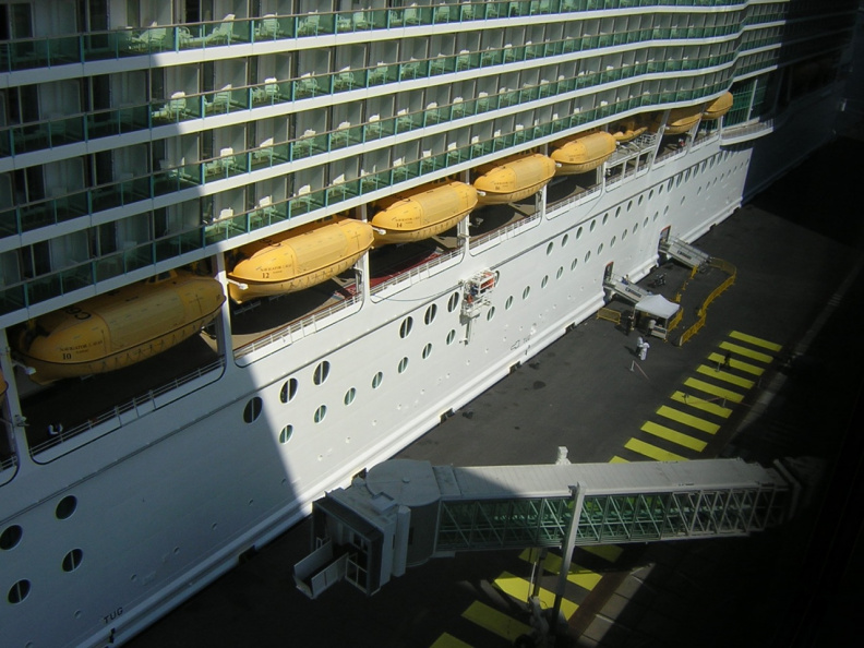 cruise-ship-behind-the-hotel_483123598_o.jpg