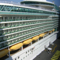 cruise-ship-behind-the-hotel 483123632 o
