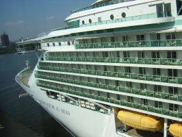 cruise-ship-behind-the-hotel 483142925 o
