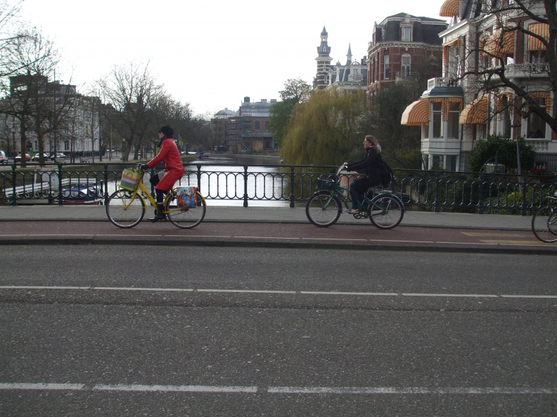 walking-around-amsterdam_2396303729_o.jpg