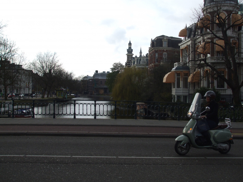 walking-around-amsterdam_2396306967_o.jpg